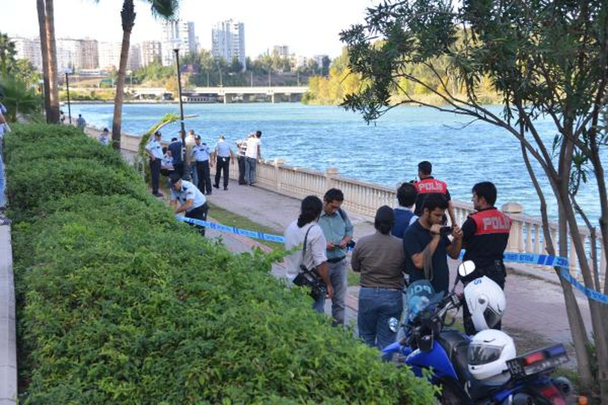 Montunu Çıkartıp Seyhan Nehri\'ne Atladı