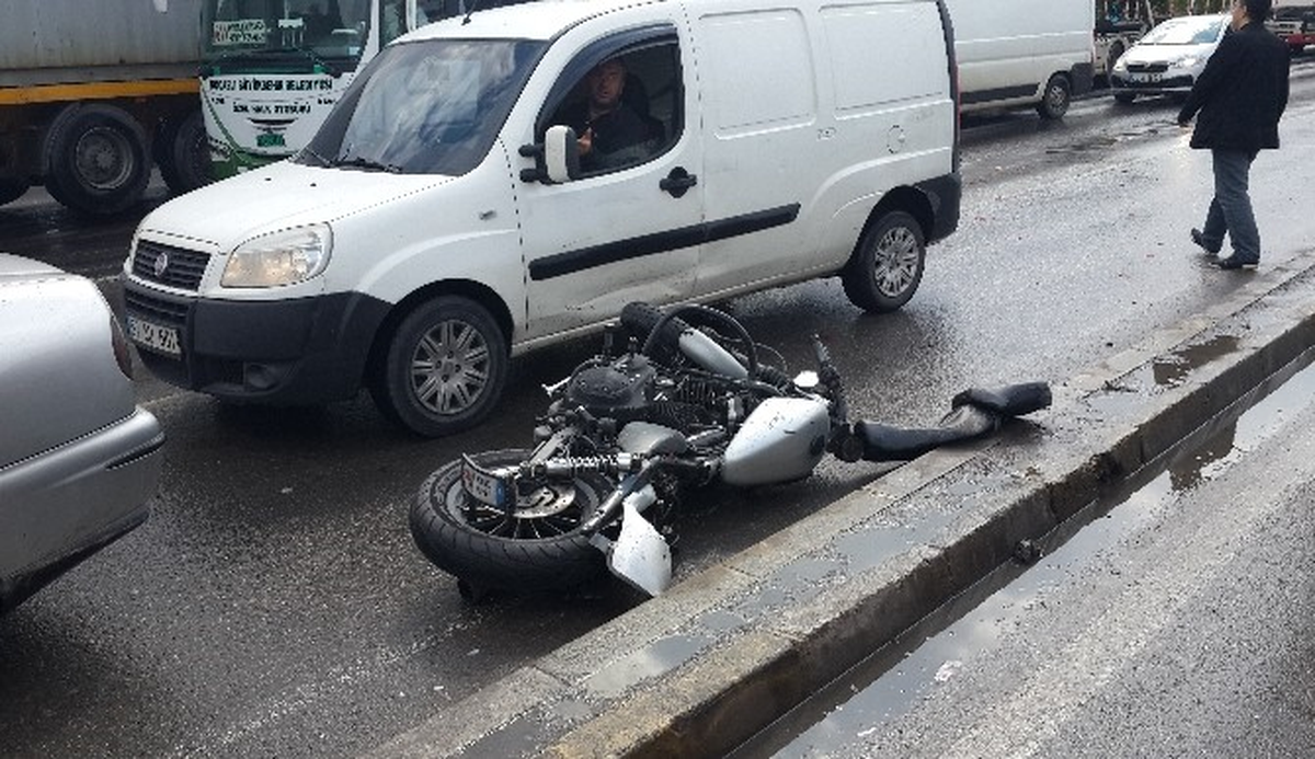 Motosiklet Sürücüsü Duran Araca Çarptı