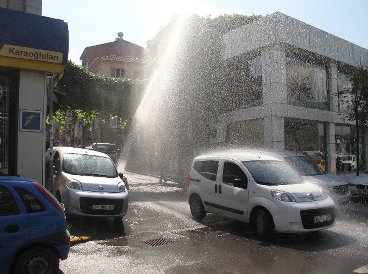 Patlayan Borudan Fışkıran Su Binaların Boyunu Aştı