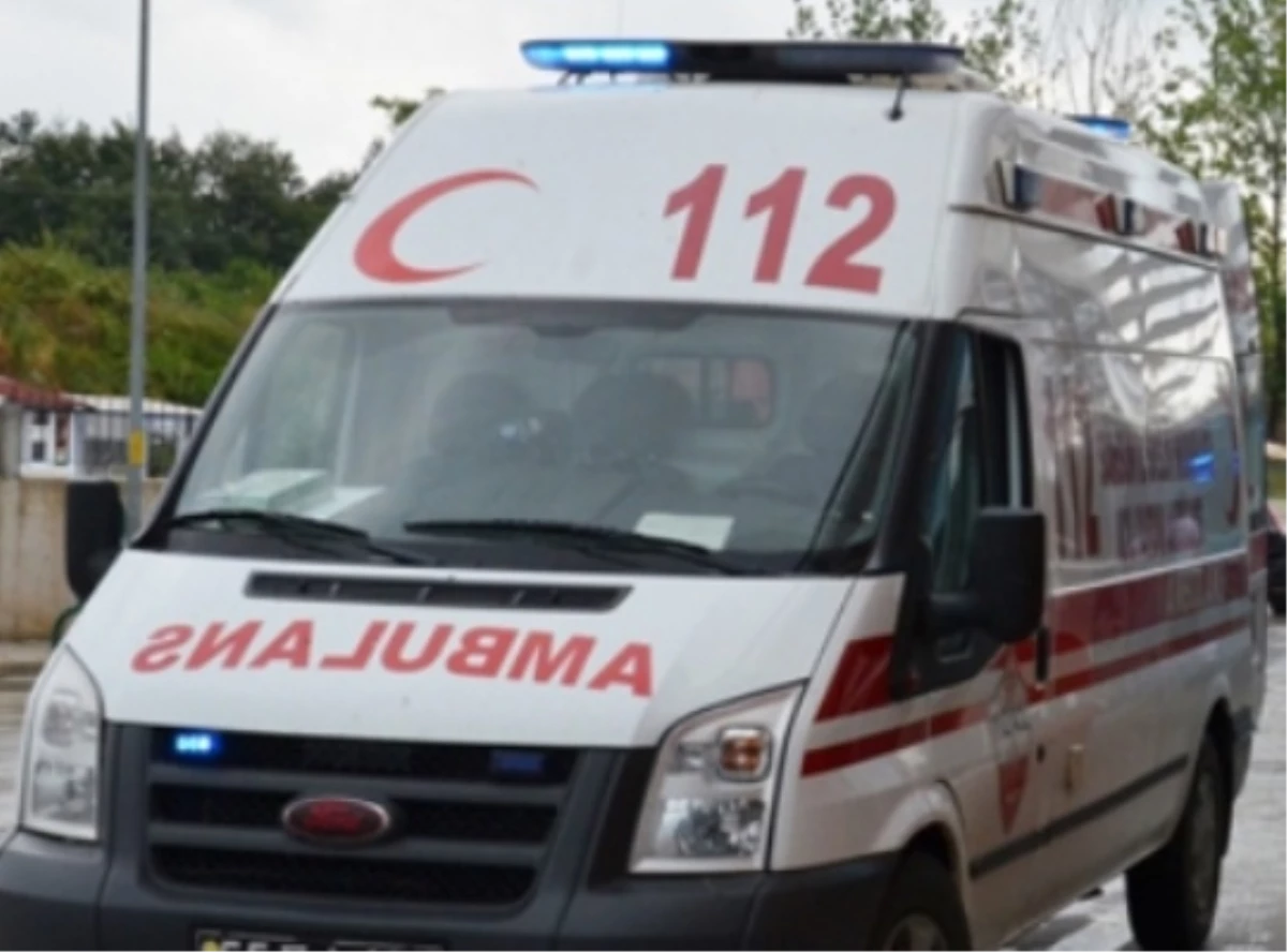 Sakarya\'da Servis Minibüsüyle Otomobil Çarpıştı: 7 Yaralı