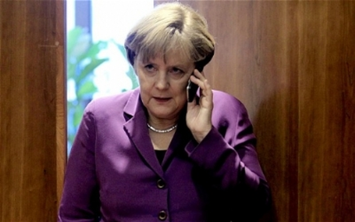 Ukrayna Devlet Başkanı Poroşenko, Merkel ile Telefonda Görüştü