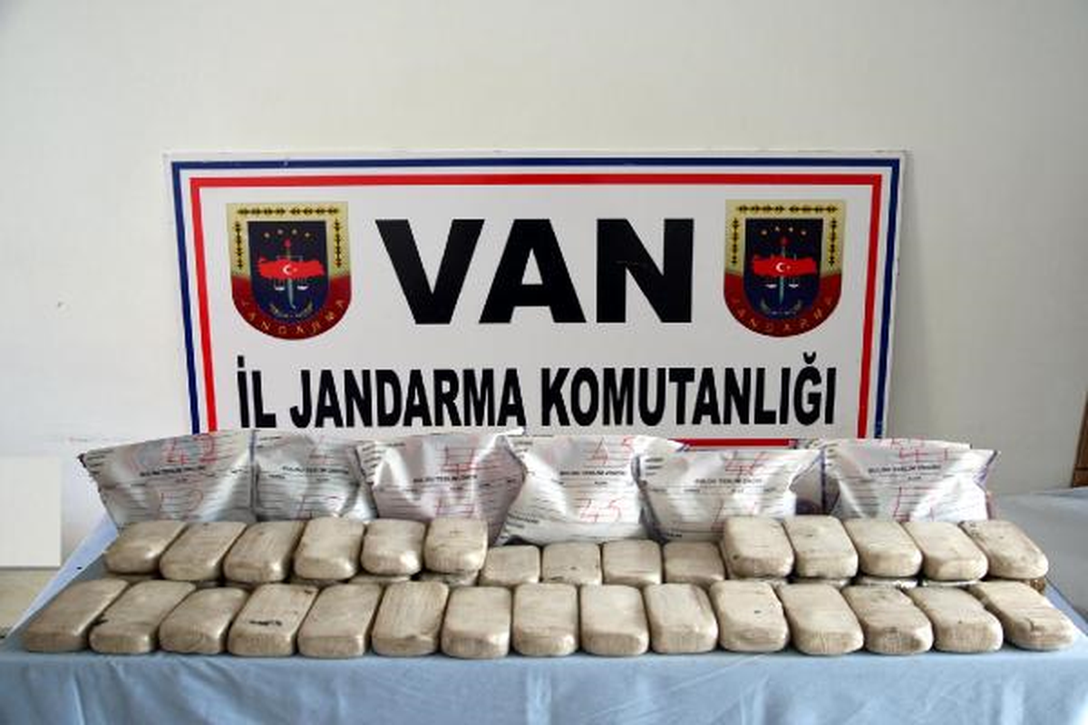 Van\'da 3 Ton Esrar, 25 Kilo Eroin Ele Geçirildi