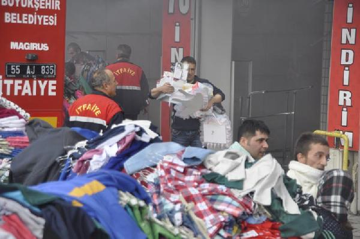 Yanan İşyerindeki Giysileri Çıkarmaya Çalıştılar