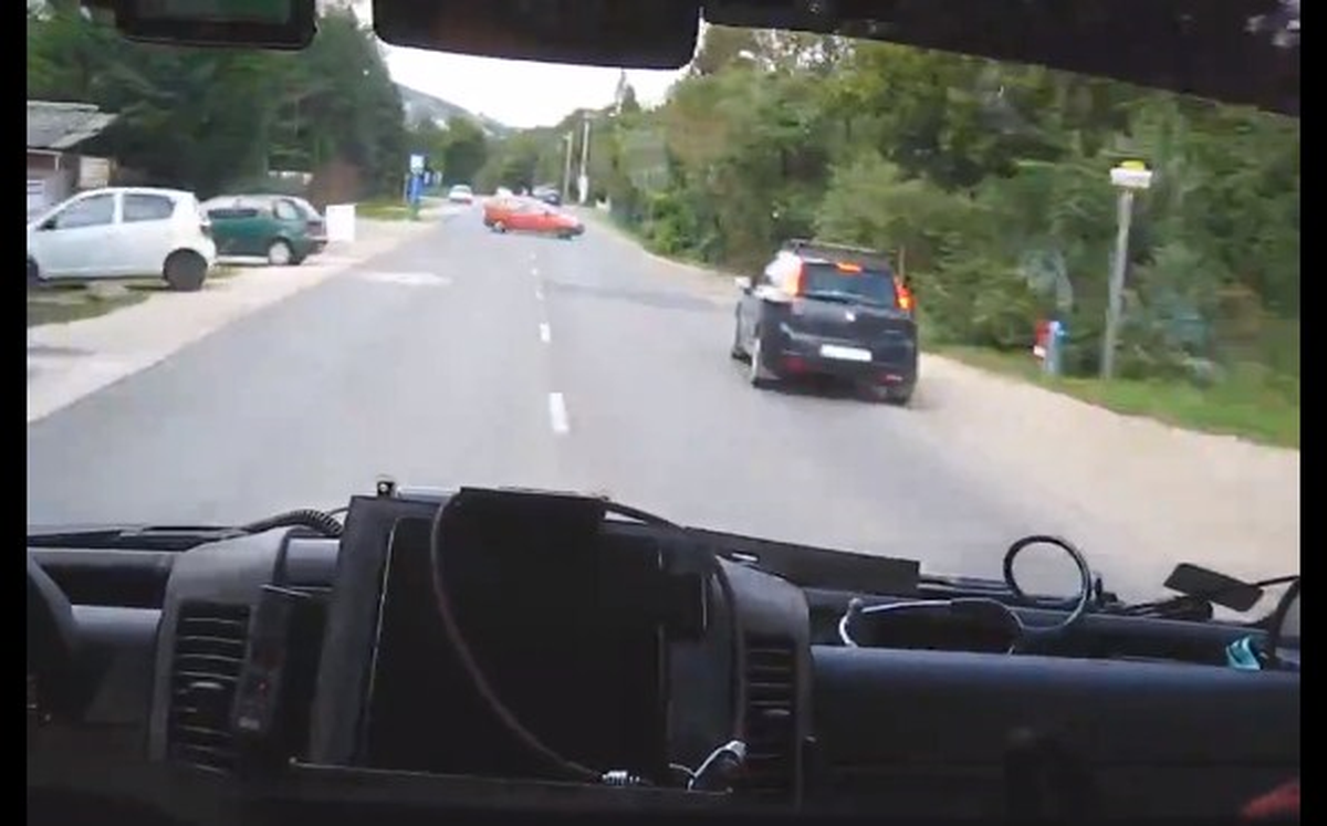 Şaşkın Sürücü Ambulansa Yol Veremedi
