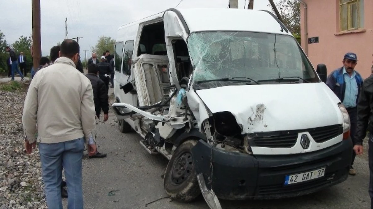 Konya\'da Yük Treni Öğrenci Servisine Çarptı: 1 Ölü, 15 Yaralı