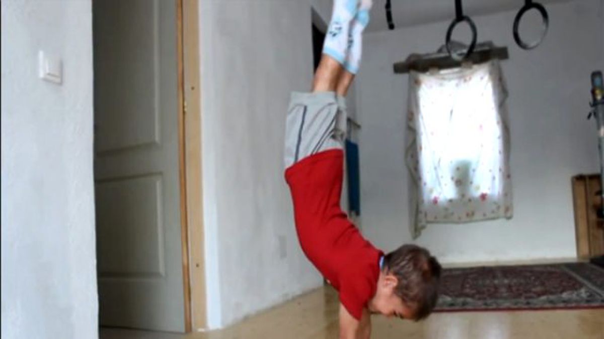 90 Derecelik Dik Açıyla Şınav Çeken Yetenekli Çocuk