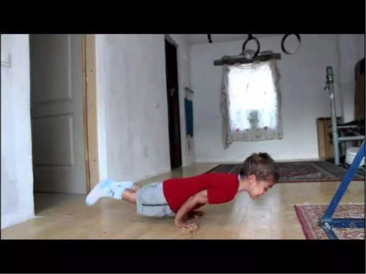 90 Dereceyle Şınav Çeken \'Herkül\' Çocuk