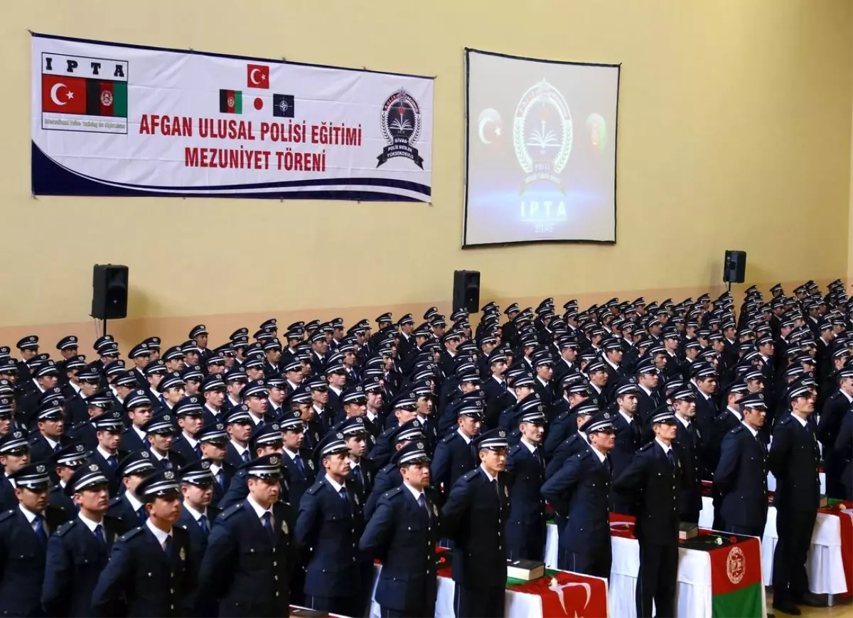 Afgan Polis Adaylarının Mezuniyet Heyecanı