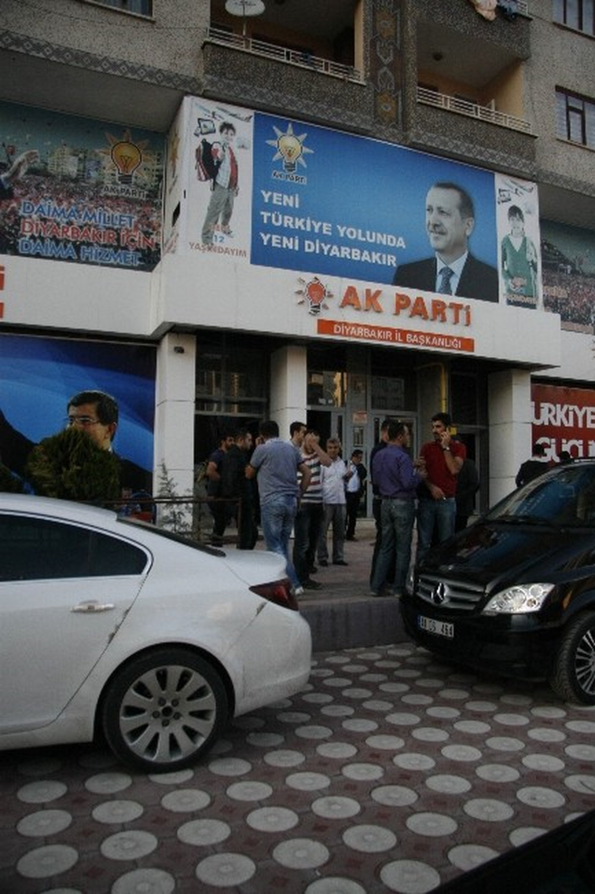 AK Parti Diyarbakır İl Başkanlığı\'na Taşlı Saldırı