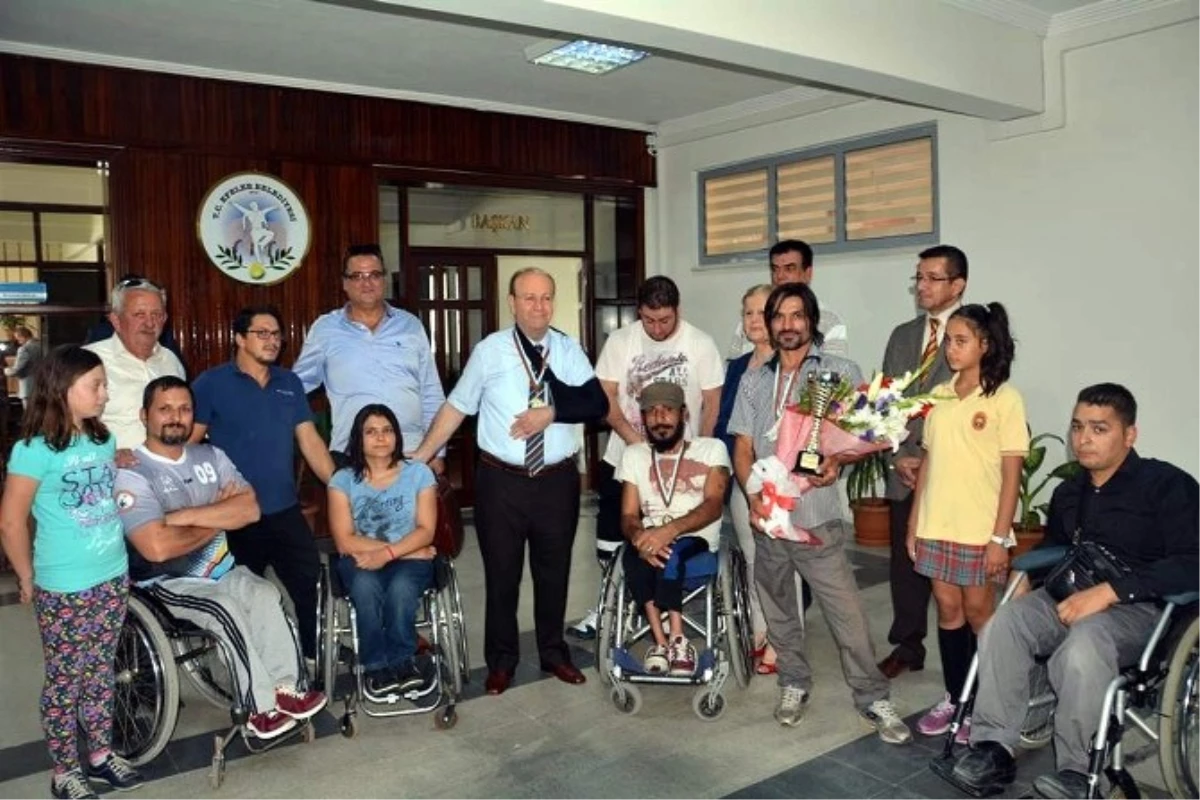 Aydınlı Engelliler Madalyalarını Efeler Belediye Başkanına Hediye Etti