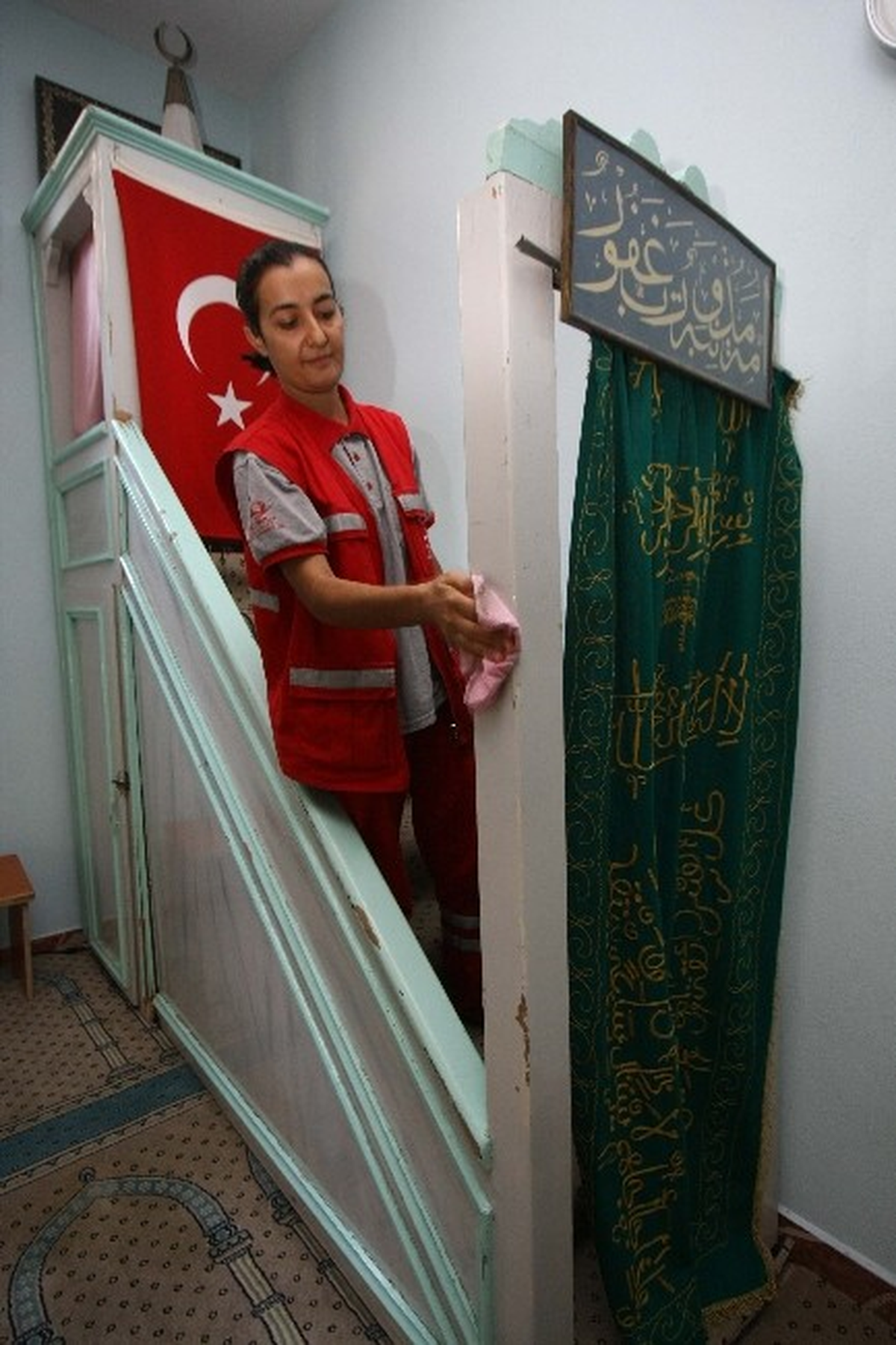 Bayraklı\'da Bayram Öncesi Camiler Pırıl Pırıl