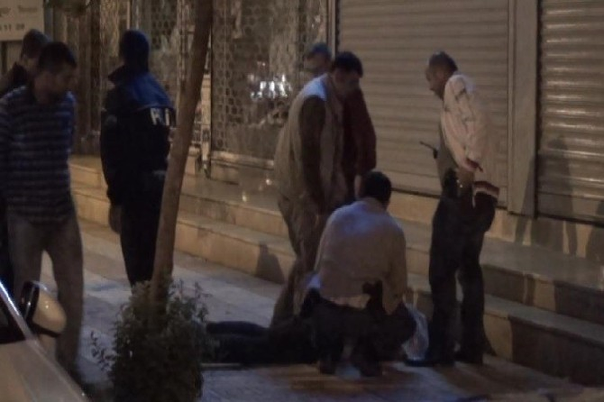Diyarbakır\'da Ateş Yakıp Yolu Trafiğe Kapatan Gruba Polis Müdahalesi