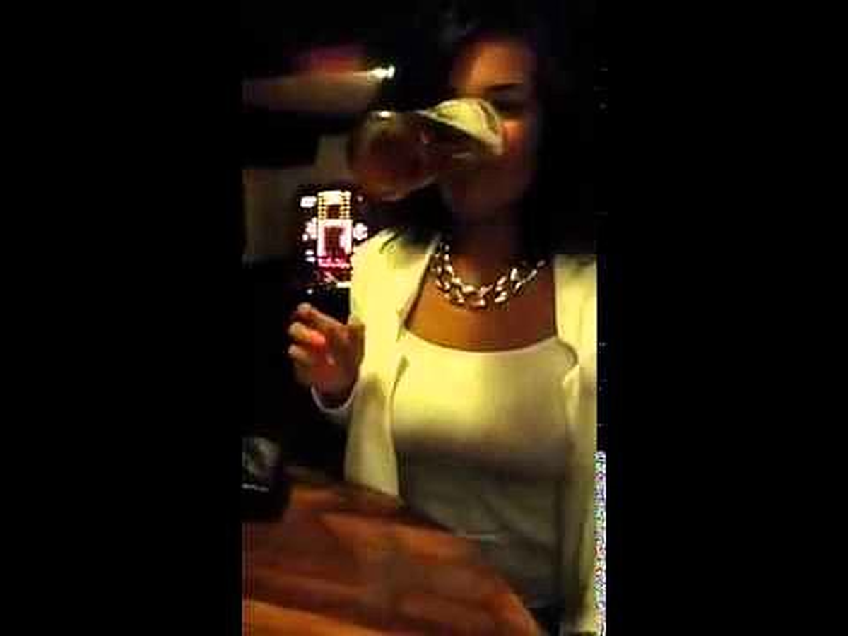 Marifetli Kadın Ellerini Kullanmadan Bira İçti