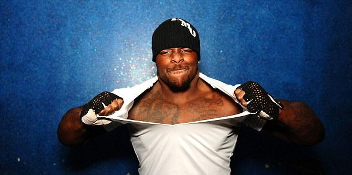 En Güçlü Futbolcu Akinfenwa, Çocukları ile Birlikte Çalışıyor
