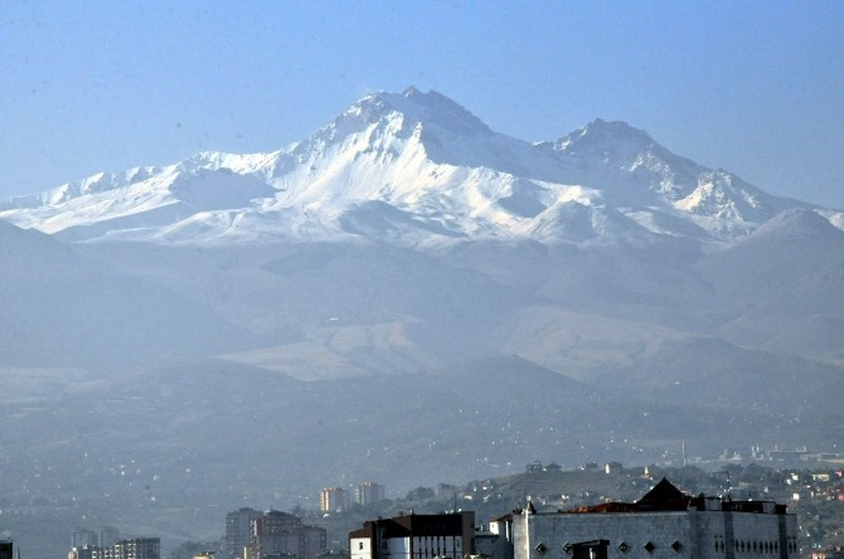 Erciyes Beyaz Gelinliğini Giydi