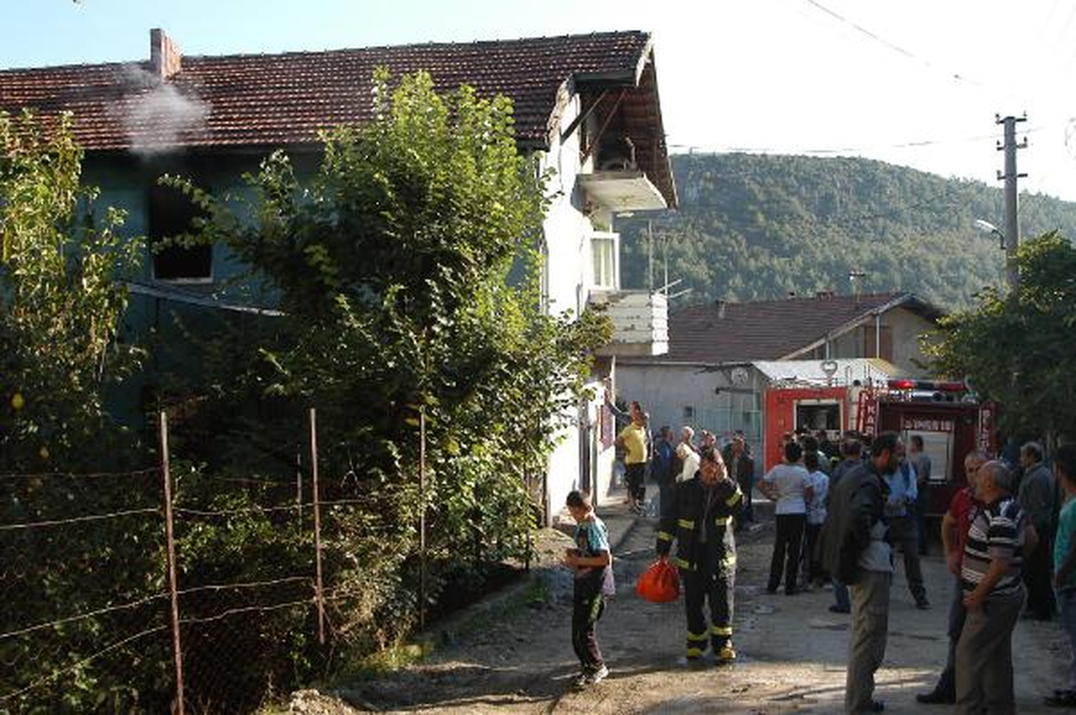 Evinin Yanmasını Gözyaşları İçinde İzledi