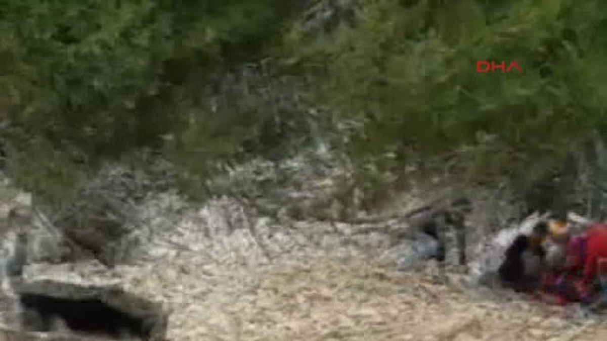 Fethiye 100 Metreden Düşen Paraşütçüyü Ağaç Kurtardı