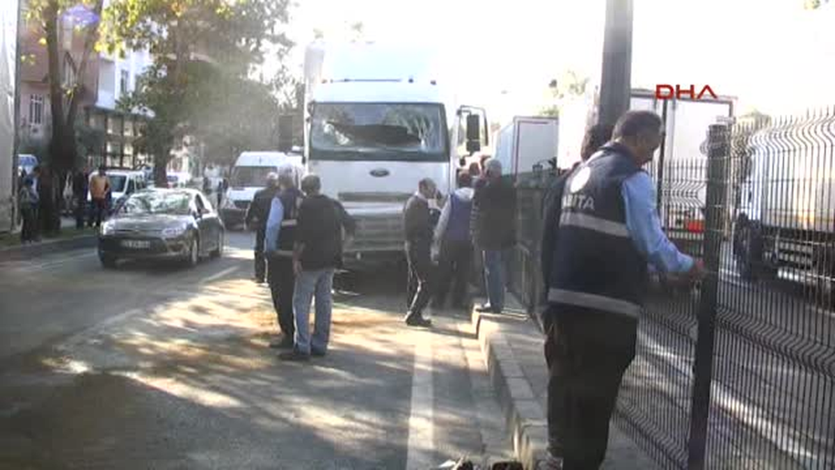 Gölcük Kamyonla Tır Arasında Ezilen Minibüs Akordeona Döndü