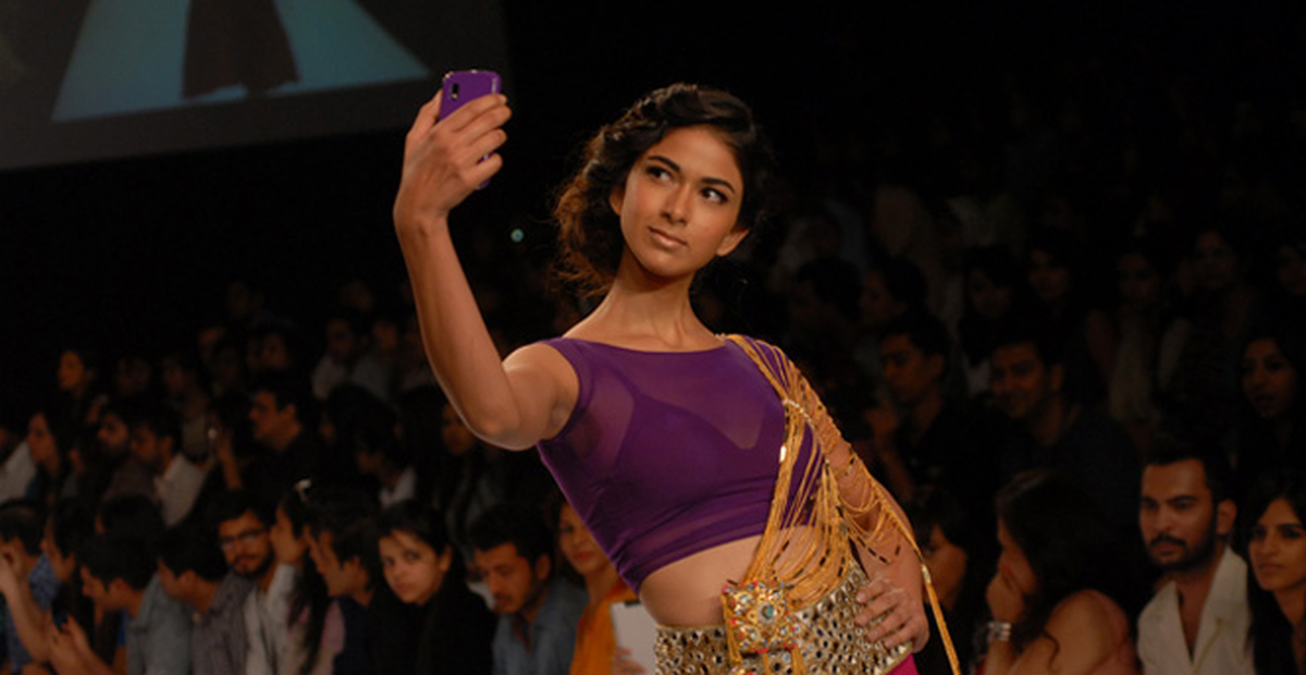 Hindistan'da Evlenmeden 'Selfıe' Çekmek Yasak