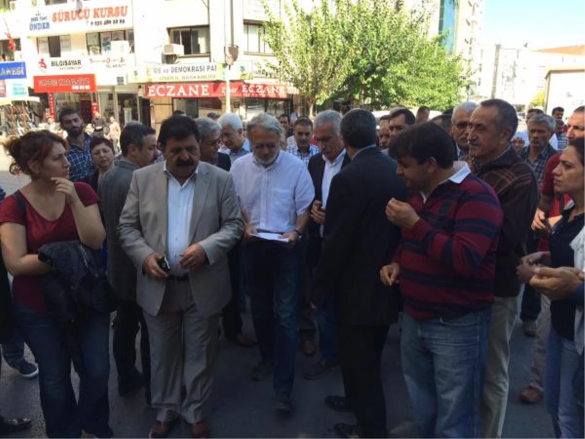 İzmir\'de Bir Grup, Polisi Protesto Etti