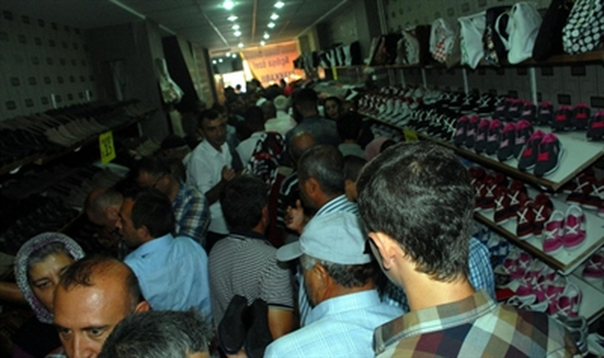 Kırıkkale\'de 1 Liralık Ayakkabı İzdihamı