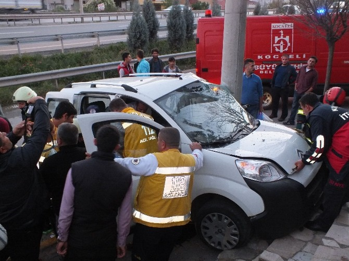 Körfez\'de Kontrolden Çıkan Araç Elektrik Direğine Çarptı: 4 Yaralı