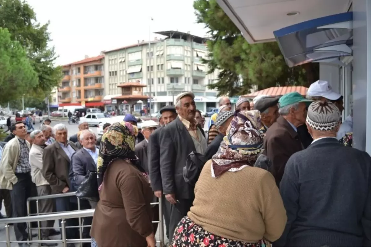 Kulalı Emekliler de Bayram Öncesi Atm Kuyruğunda