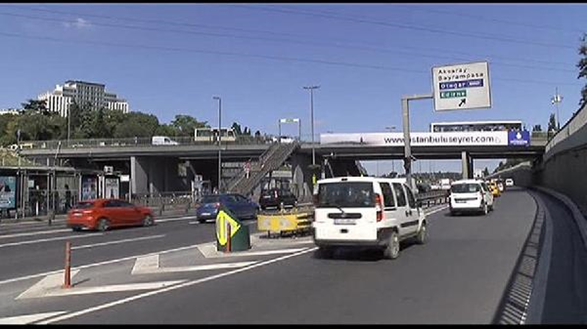 O Üst Geçitte Dikkat Çeken Reklam: "İstanbuluseyret"