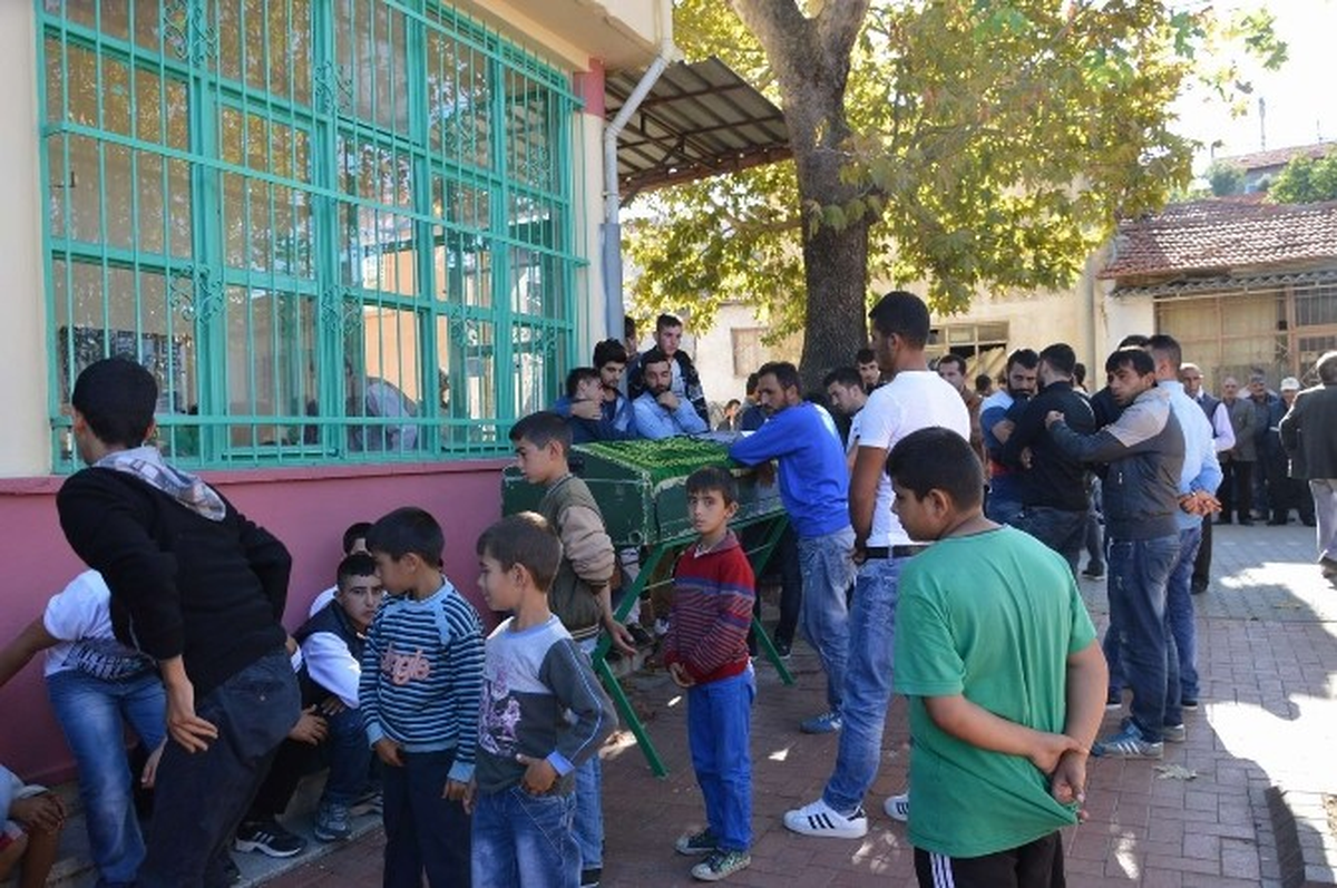 Edremit\'te Husumetlisi Tarafından Kurşunlanan Genç Öldü