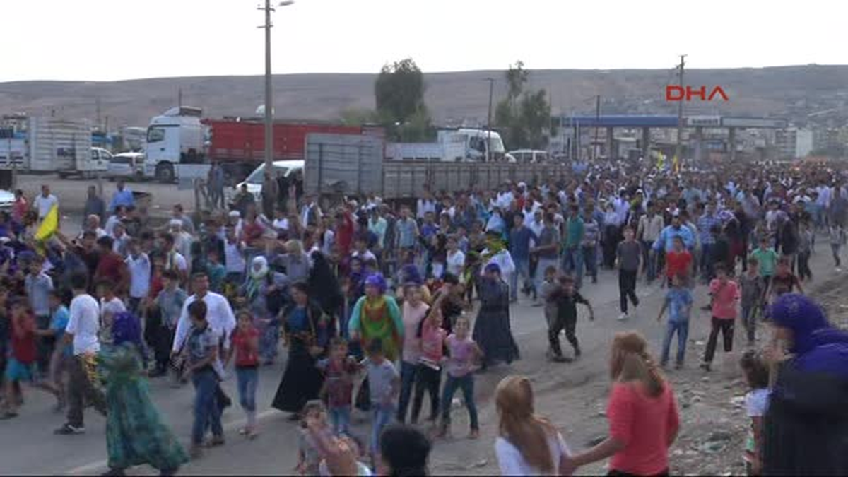 Şırnak 20 Bin Kişi Cizre-Silopi Karayolunda Işid\'i Protesto Etti