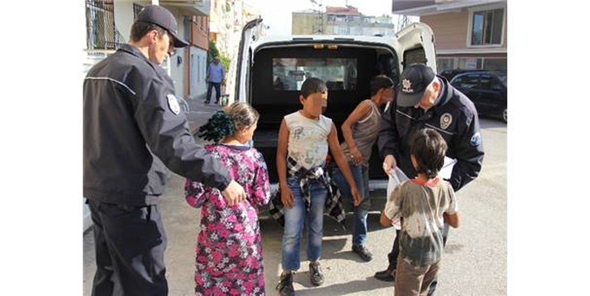 Suriyeli Çocuklar Araçların Önüne Atlayıp Dileniyor