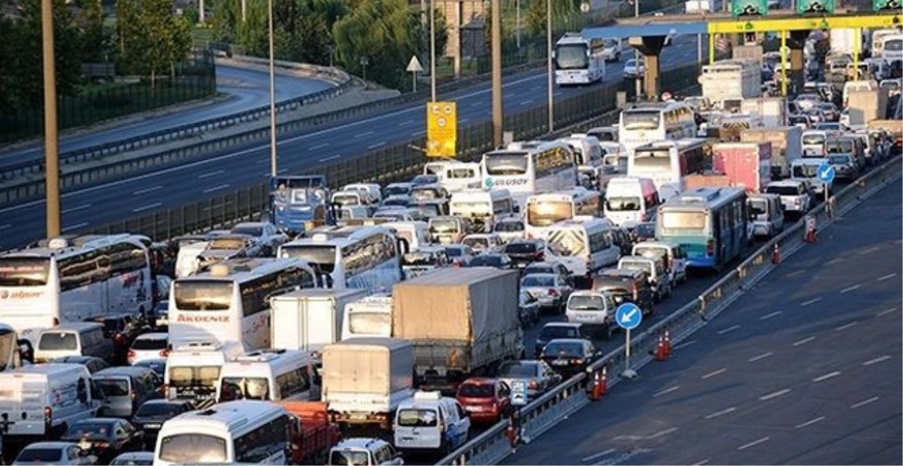 TEM ve D-100\'de Kaza, İstanbul Trafiği Kilitlendi