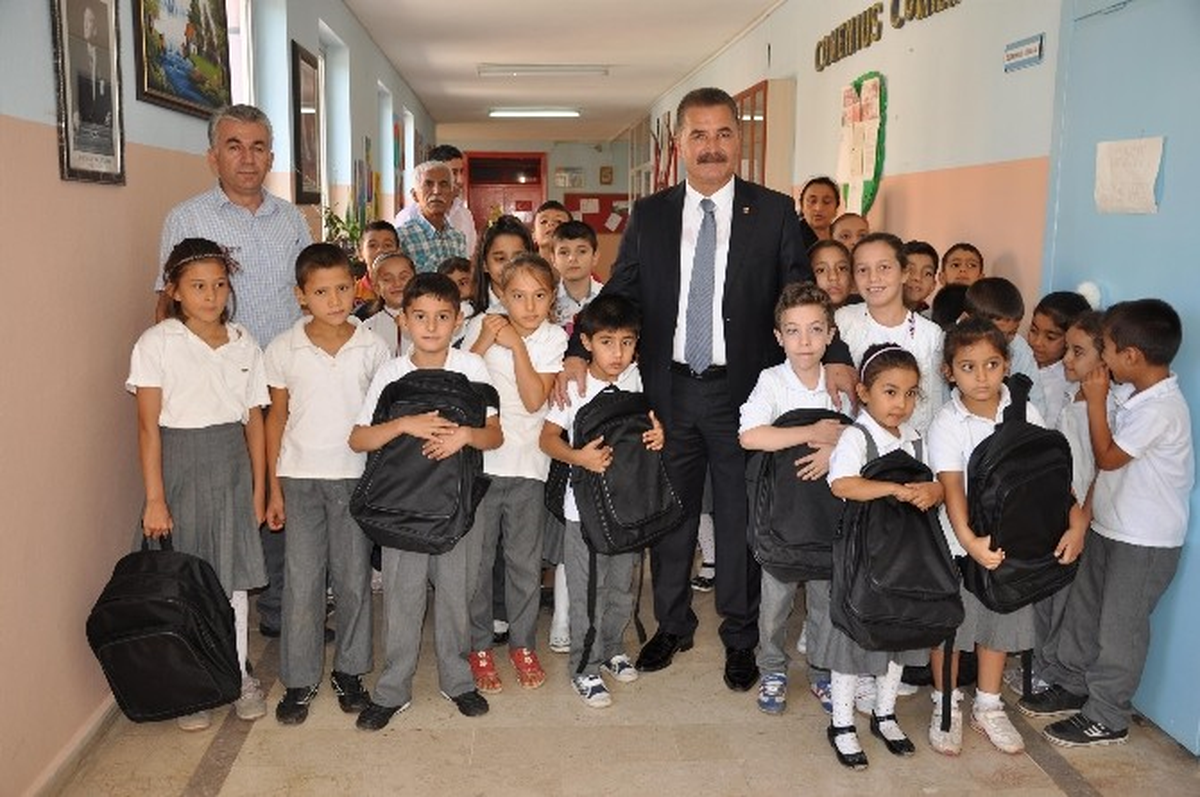 Toroslar Belediyesi Öğrencilere Çanta ve Kırtasiye Malzemesi Dağıttı