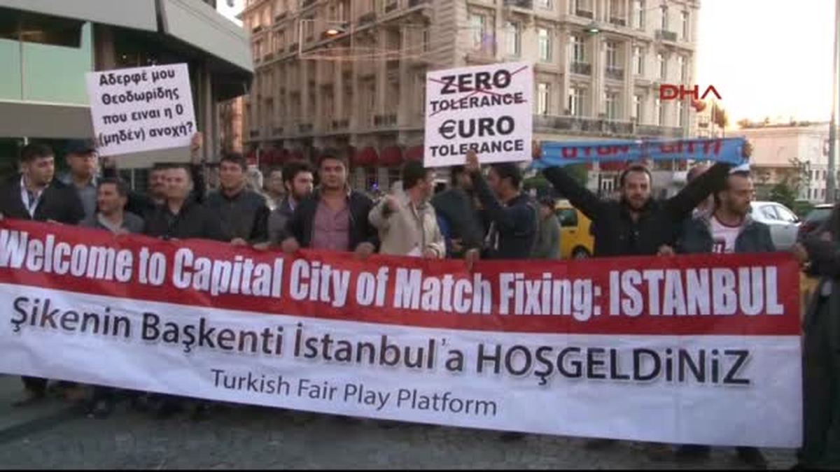 Trabzonspor Taraftarı UEFA\'yı Protesto Etti