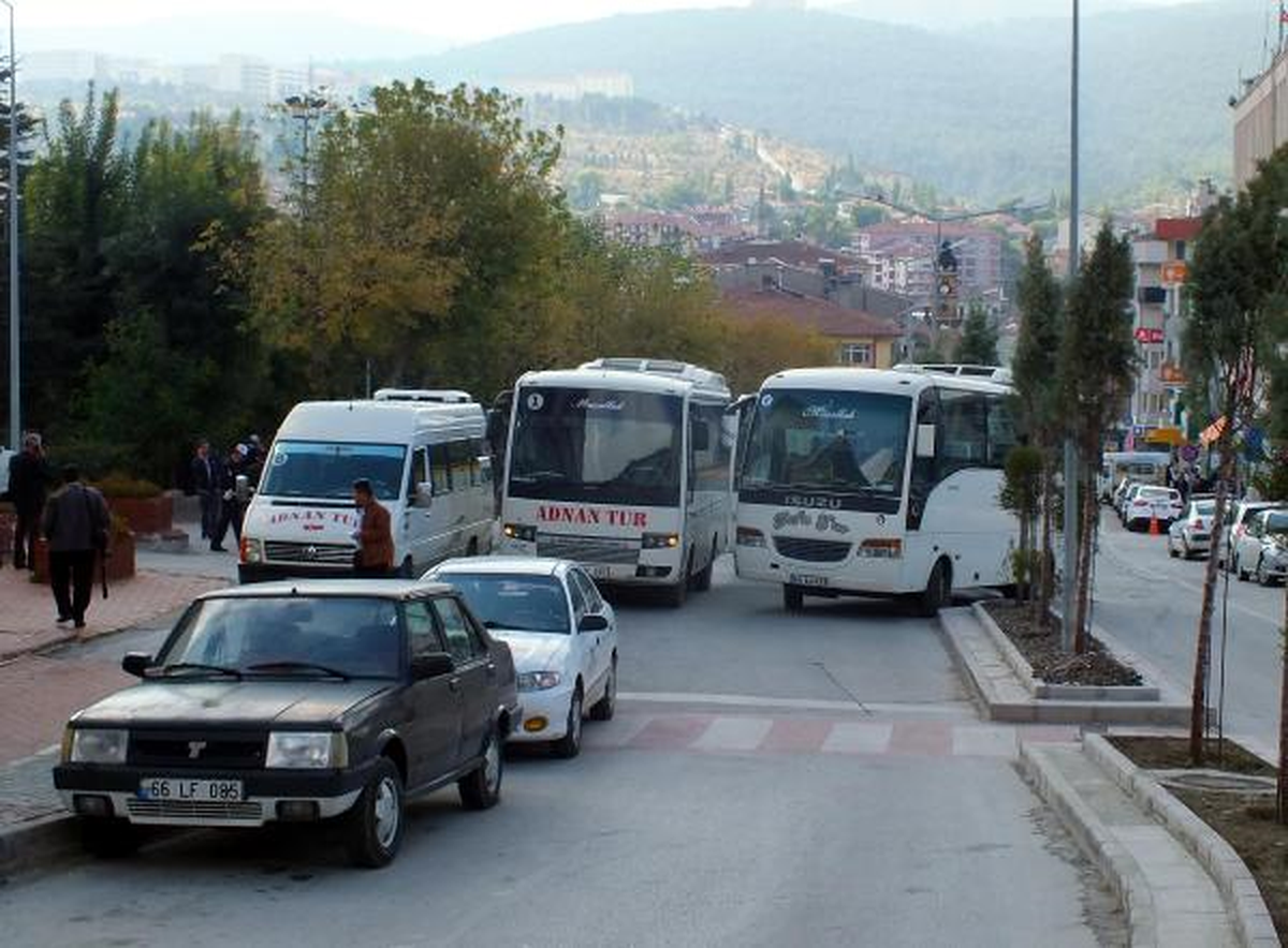 Trafik Cezalarından Bunalan Servisçiler Yol Kapattı