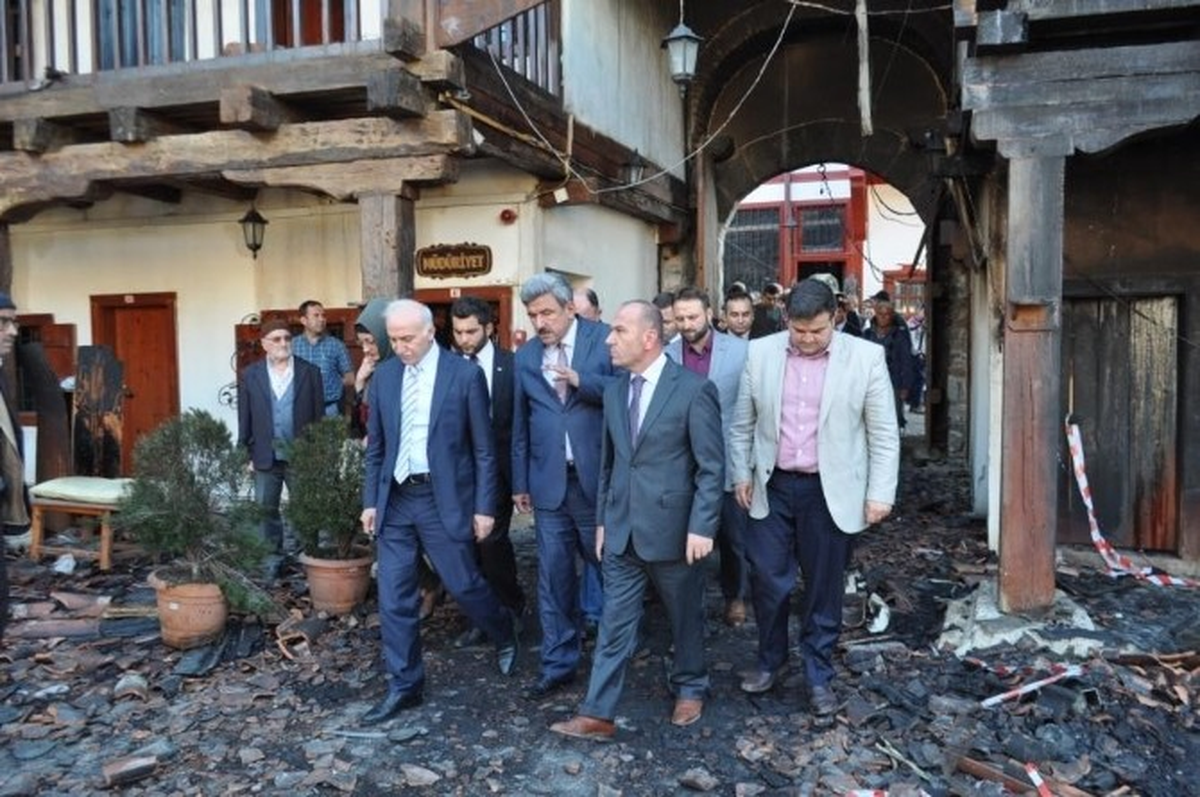 Samsun Valisi Şahin, Yangında Kül Olan Tarihi Taşhan\'ı İnceledi