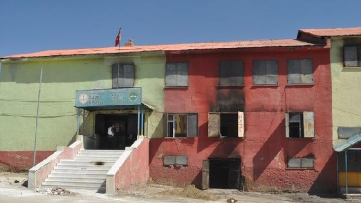 Yüksekova\'da Yakılan 5 Okulda Ders Başı Yapıldı