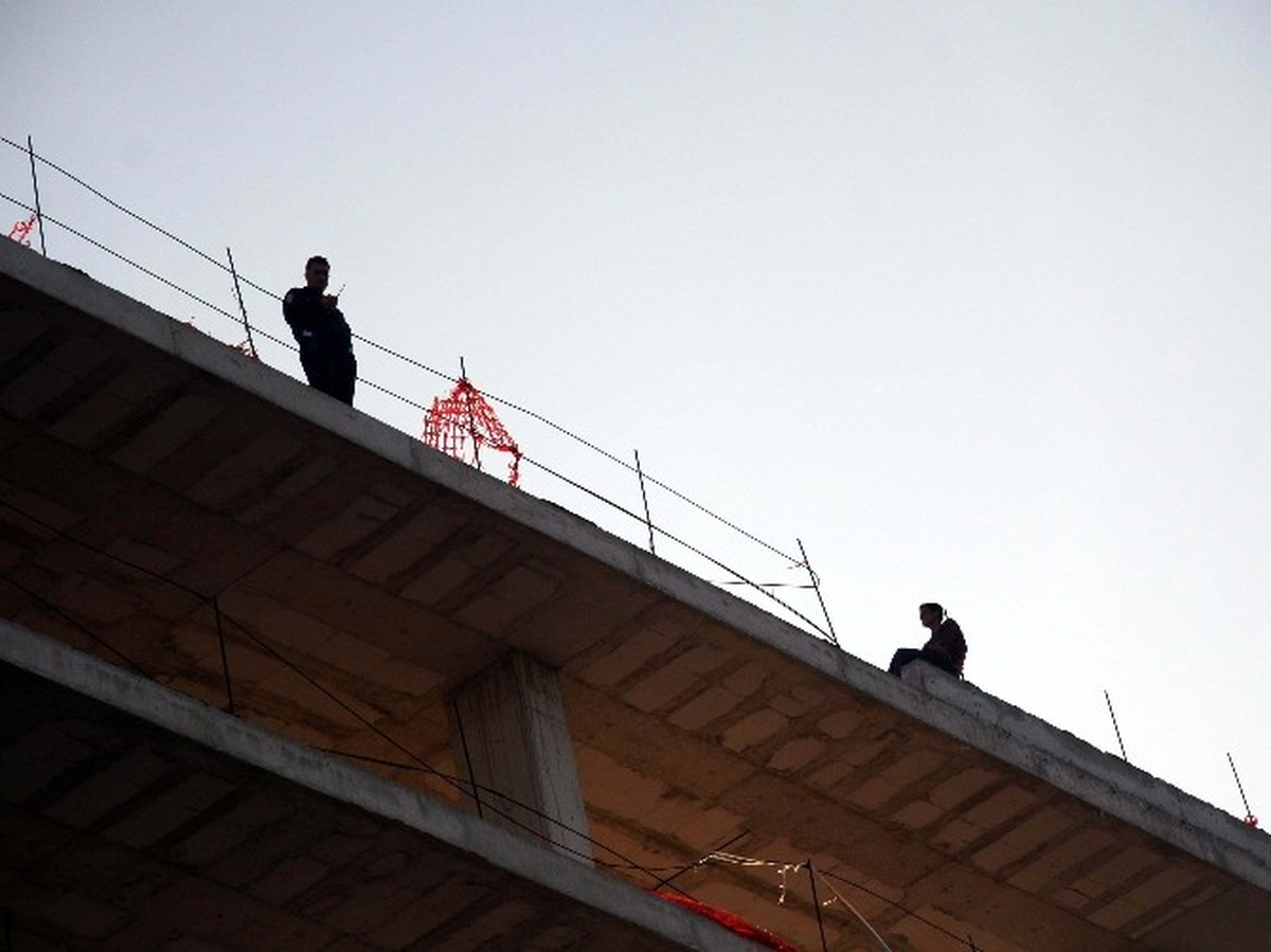 14 Yaşındaki Sevgilisi İçin 5'inci Kattan Atlamaya Kalktı
