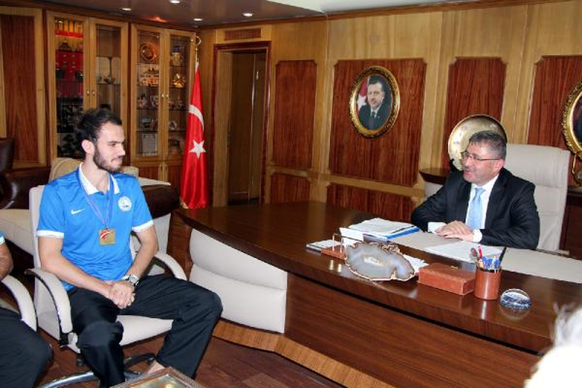 Başarılı Sporcuya Bir Kese Altın