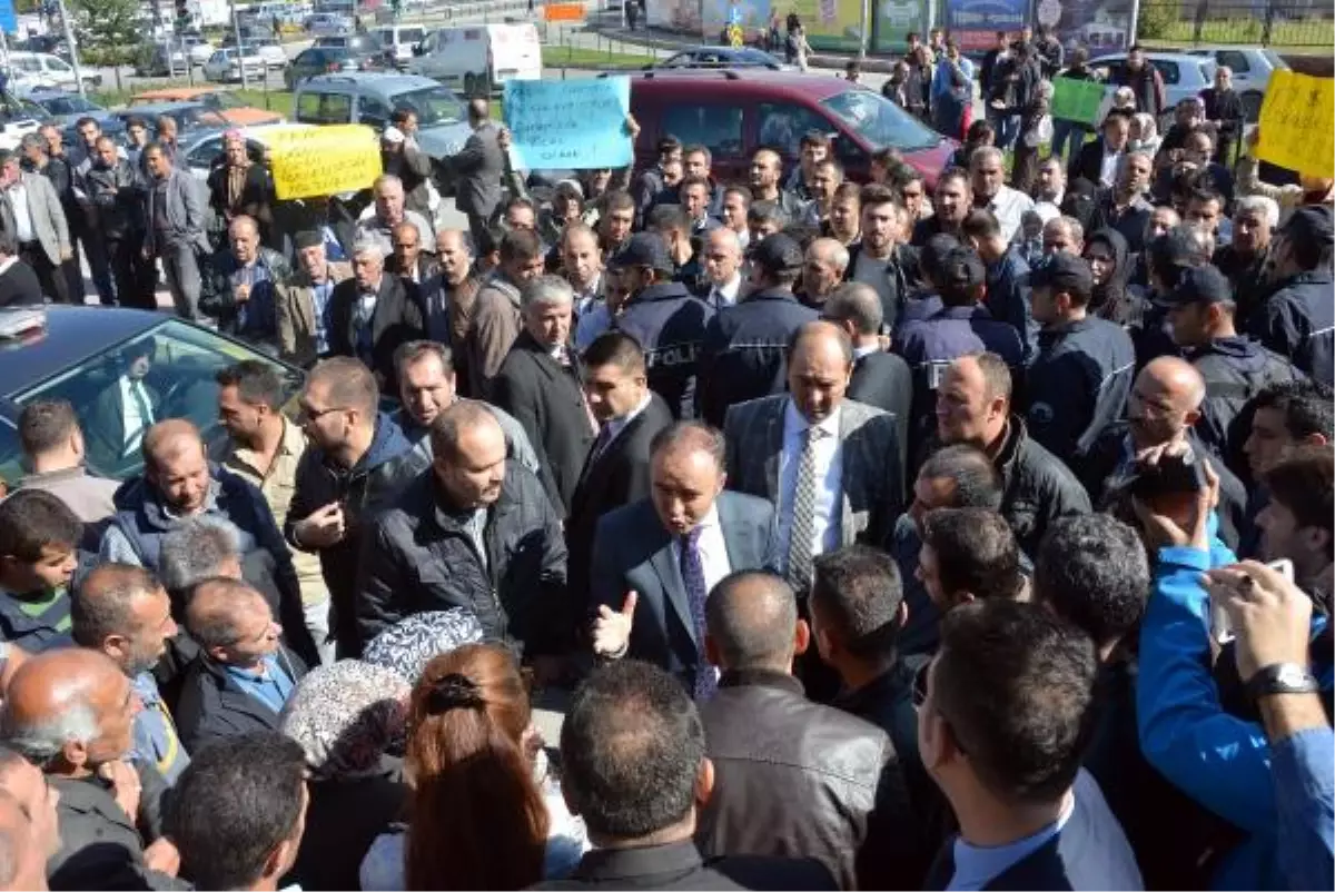 Belediyeyi Basıp, Yol Kesen Konut Mağdurlarını Vali Güçlükle İkna Etti