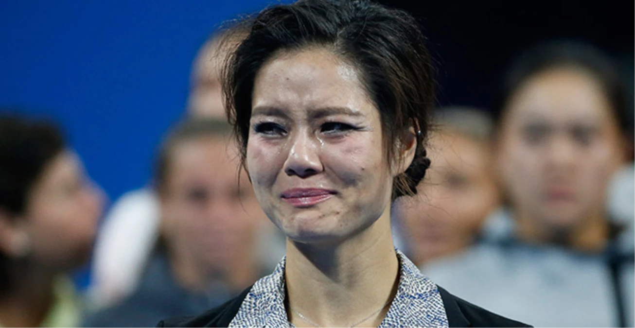 Çinli Tenisçi Li Na, Gözyaşları İçinde Veda Etti