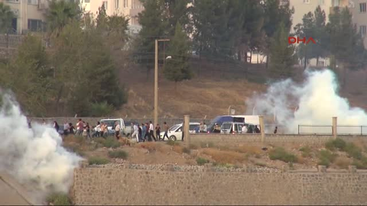 Cizre\'de Yol Kapatan Göstericilere Müdahale