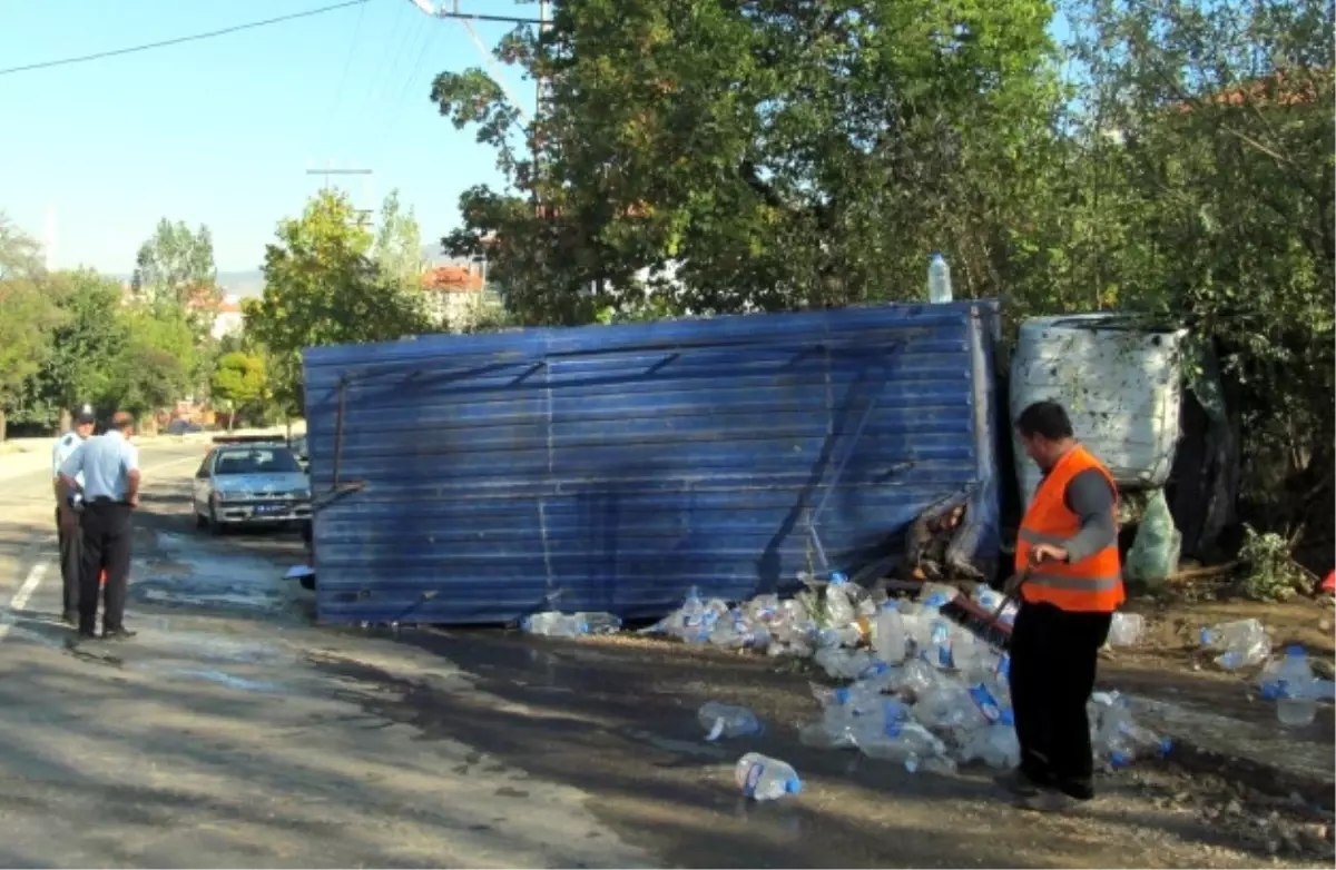 Çorum\'da Su Yüklü Kamyon Devrildi: 2 Yaralı