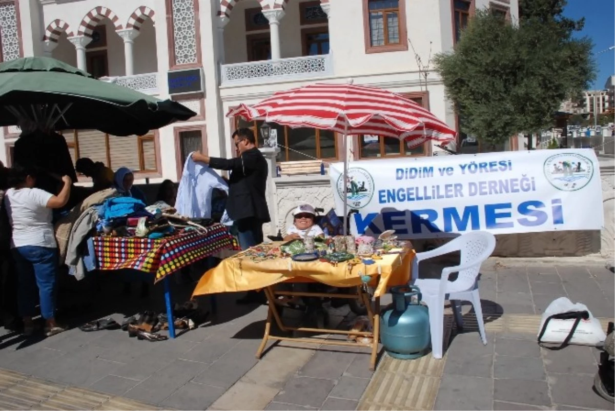 Didim\'de Engelliler Derneği Akülü Sandalye İçin Kermes Düzenledi