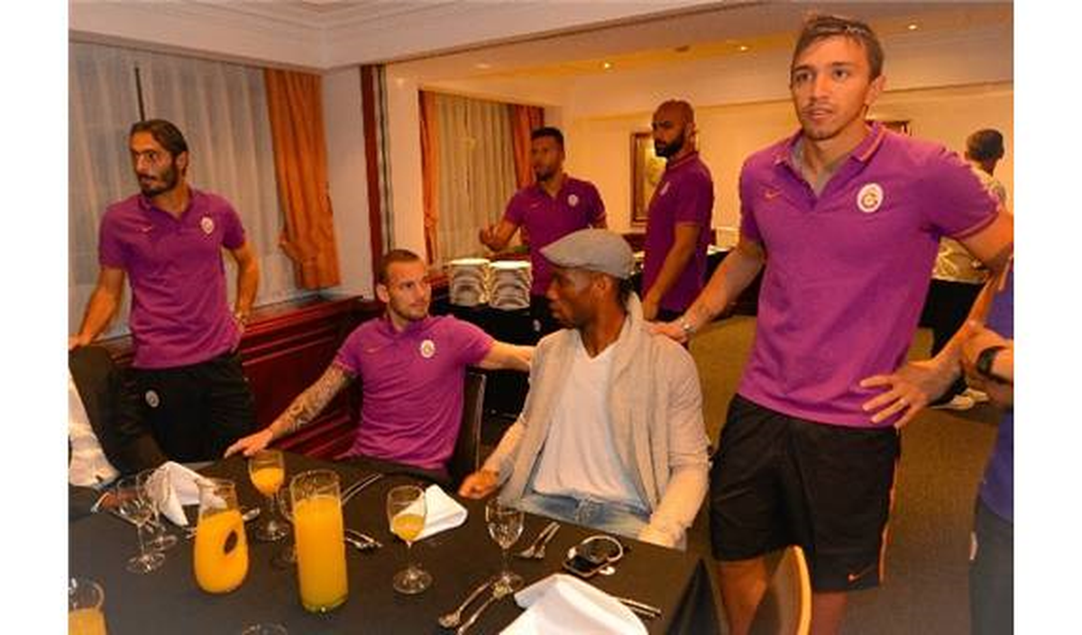 Drogba Galatasaray\'ı İngiltere\'de Yalnız Bırakmadı