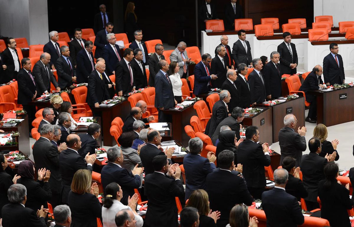 Erdoğan\'ın Genel Kurul\'a Girişi CHP\'li Vekilleri İkiye Böldü
