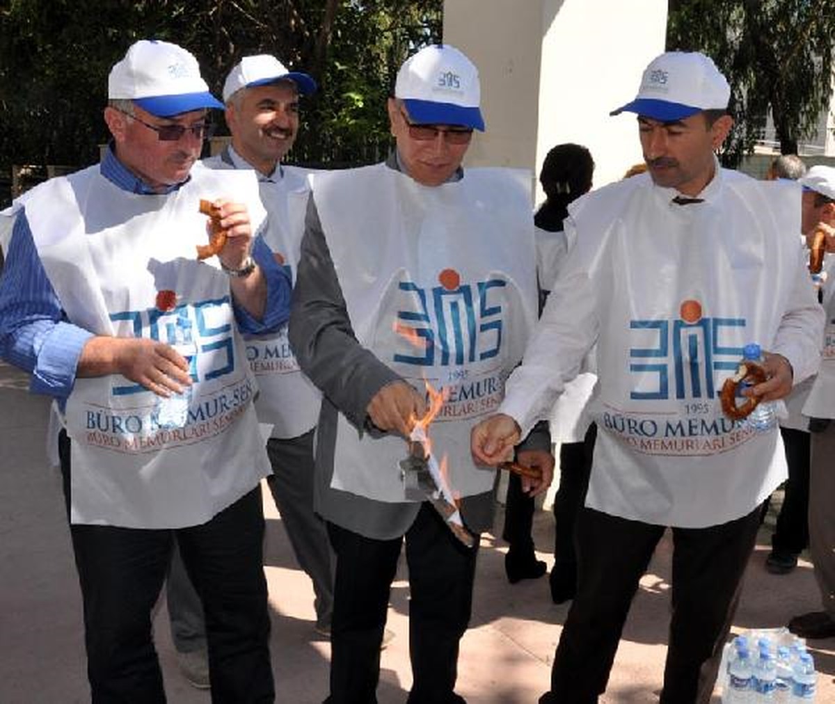 Hükümeti Su İçip, Simit Yiyerek Protesto Ettiler