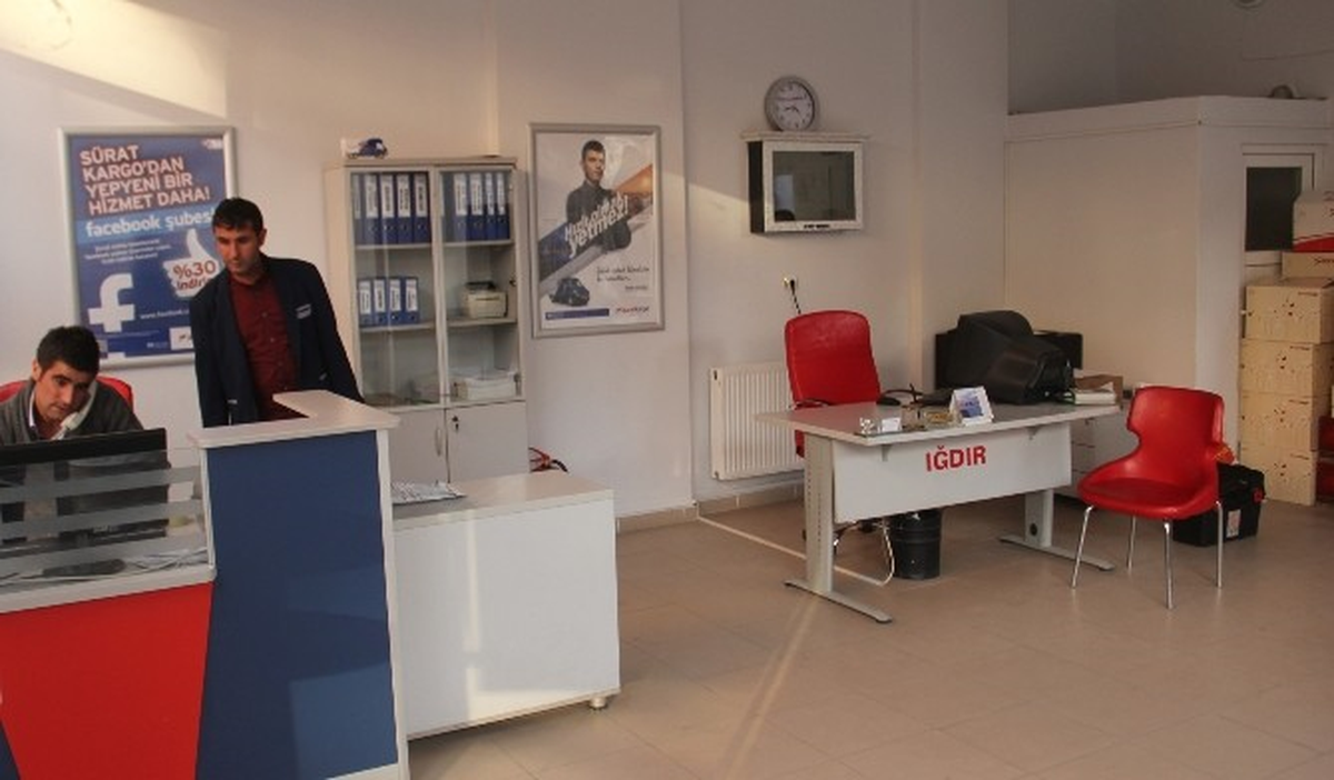 Iğdır\'da 2 Kişi, İçinde Para Olan Kasayı Sırtlayarak Çaldı