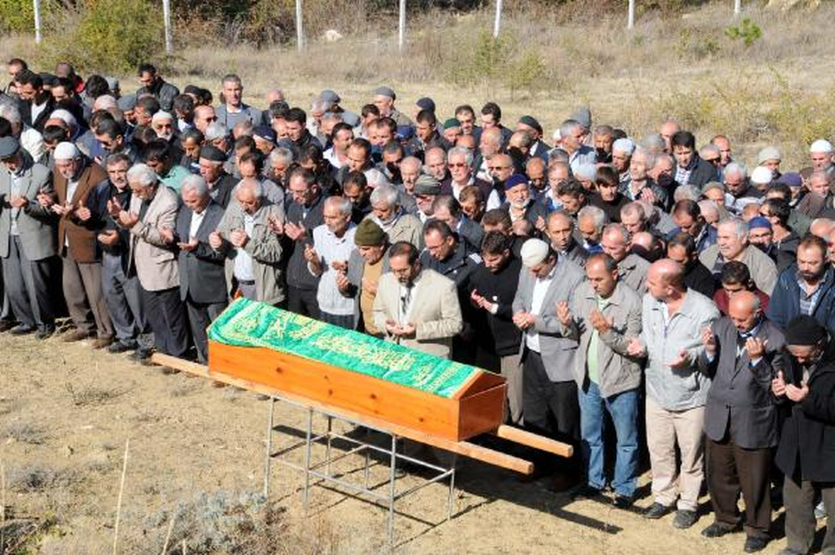 İstanbul\'da Göçük Altında Kalarak Ölen İşçi Tokat\'ta Toprağa Verildi