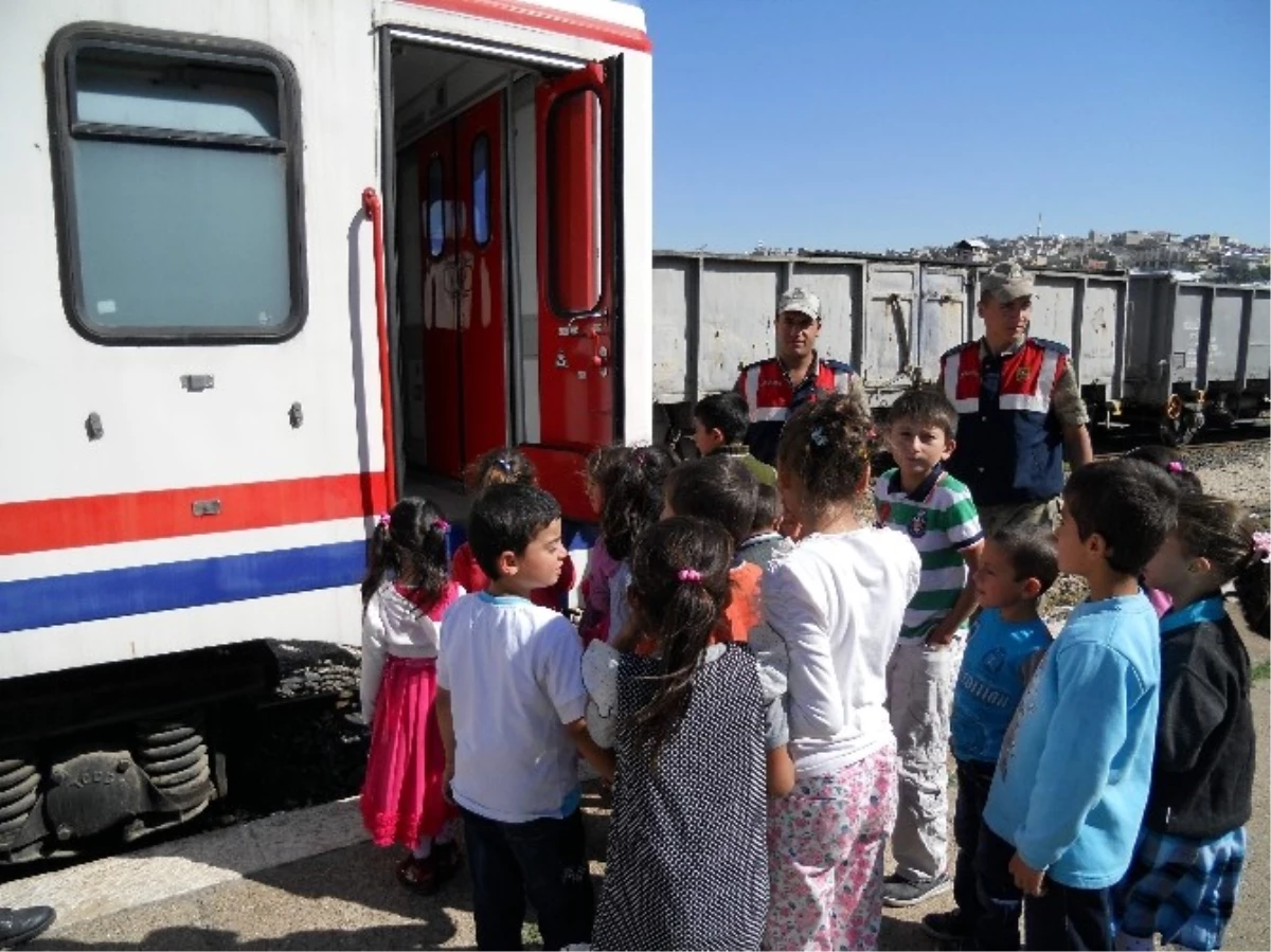 Jandarma Köy Çocuklarına Tren İstasyonunu Gezdirdi